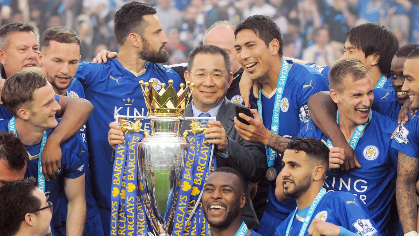 Größter Erfolg: Leicester-Klubchef Vichai Srivaddhanaprabha (M.) mit den Stars der Foxes und der Premier-League-Trophäe 2016.