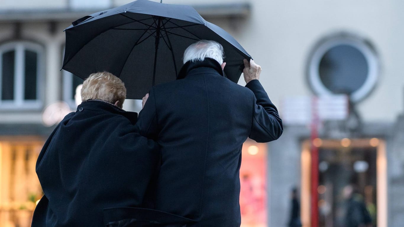 Ehepaar mit Regenschirm in der Kölner Innenstadt: Vor allem in NRW müssen die Menschen am Dienstag mit heftigen Böen rechnen.