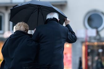 Ehepaar mit Regenschirm in der Kölner Innenstadt: Vor allem in NRW müssen die Menschen am Dienstag mit heftigen Böen rechnen.