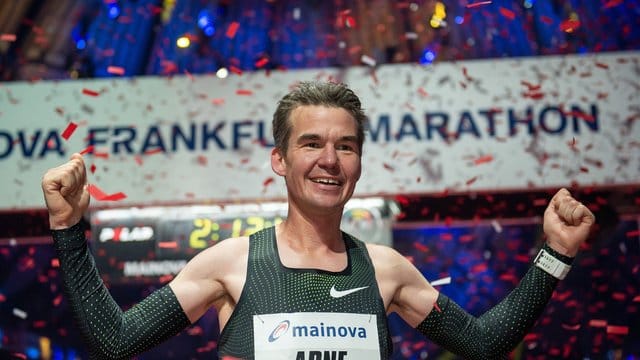 Arne Gabius jubelt beim Frankfurt Marathon 2018 im Zielbereich.