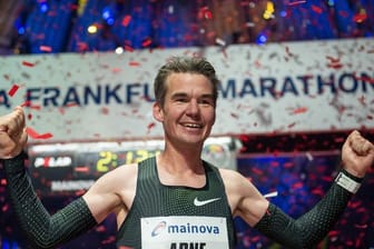 Arne Gabius jubelt beim Frankfurt Marathon 2018 im Zielbereich.