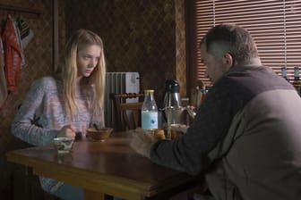 Im Dunkeln: Nora Harding (Lilith Stangenberg) und ihr Vater Wolf (Cornelius Obonya) gehen selten raus. Denn Blut ist ein besondrer Saft – und dicker als Wasser.