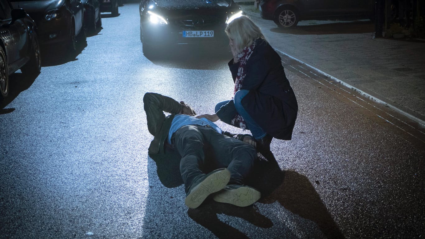 Am Boden: Bei einer Verfolgungsjagd wird Hauptkommissar Stedefreund (Oliver Mommsen), verletzt. Mit einer Bisswunde im Hals, wie Hauptkommissarin Inga Lürsen (Sabine Postel) mit Entsetzen sieht.