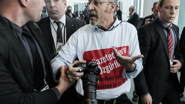 Yigit bei seiner prominenten Protestaktion während einer Pressekonferenz des türkischen Staatspräsidenten Recep Tayyip Erdogan und Kanzlerin Angela Merkel im Kanzleramt Ende September. Yigit bei seiner prominenten Protestaktion während einer Pressekonferenz des türkischen Staatspräsidenten Recep Tayyip Erdogan und Kanzlerin Angela Merkel im Kanzleramt Ende September.