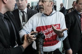 Yigit bei seiner prominenten Protestaktion während einer Pressekonferenz des türkischen Staatspräsidenten Recep Tayyip Erdogan und Kanzlerin Angela Merkel im Kanzleramt Ende September.