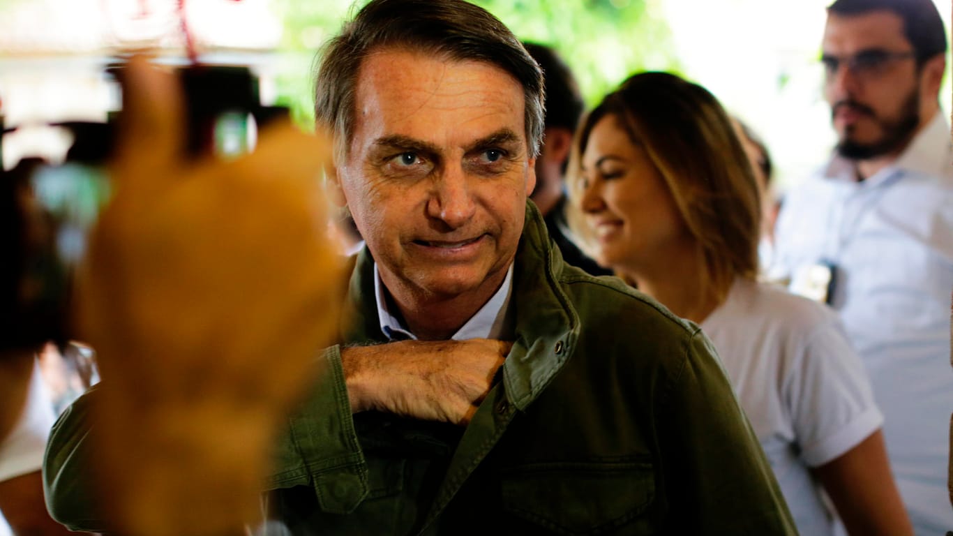 Jair Bolsonaro, ultrarechter Kandidat für das Amt des brasilianischen Präsidenten, kommt zu Stimmabgabe in ein Wahllokal: In Brasilien hat die Präsidentenwahl begonnen. Der Rechtspopulist und Ex-Militär lag in den jüngsten Umfragen vor seinem Konkurrenten.
