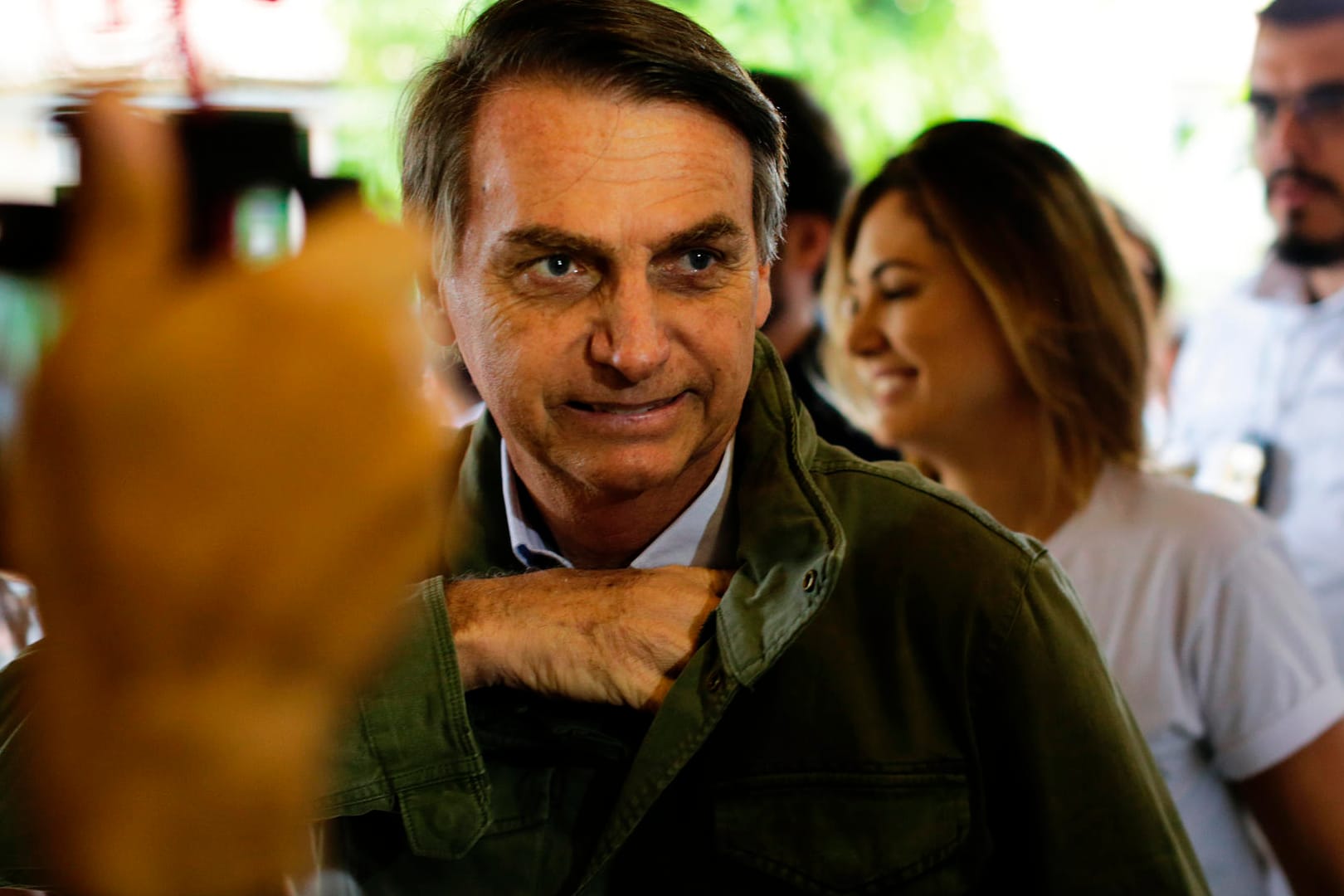 Jair Bolsonaro, ultrarechter Kandidat für das Amt des brasilianischen Präsidenten, kommt zu Stimmabgabe in ein Wahllokal: In Brasilien hat die Präsidentenwahl begonnen. Der Rechtspopulist und Ex-Militär lag in den jüngsten Umfragen vor seinem Konkurrenten.