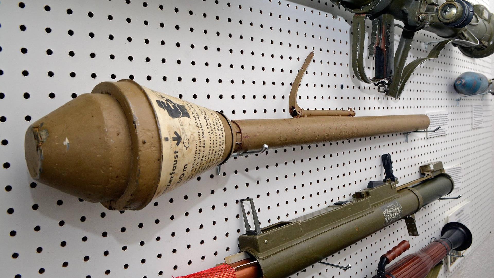 Panzerfaust aus dem zweiten Weltkrieg (Symbolbild): In einem Bielefelder Wald wurde eine mit einem Baum verwachsene Panzerfaust entdeckt. Der Umkreis musste weiträumig abgesperrt werden, weil das Ausmaß der Detonation nicht abschätzbar war. Panzerfaust aus dem zweiten Weltkrieg (Symbolbild): In einem Bielefelder Wald wurde eine mit einem Baum verwachsene Panzerfaust entdeckt. Der Umkreis musste weiträumig abgesperrt werden, weil das Ausmaß der Detonation nicht abschätzbar war.