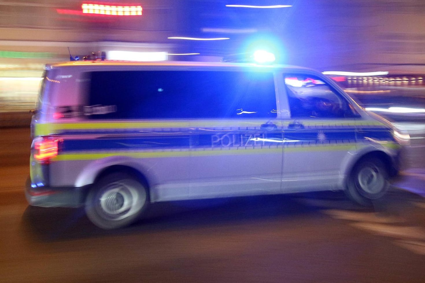 Polizeiwagen im Einsatz (Symbolbild): Als der Mann endlich festgenommen werden konnte, versuchte er, die Beamten zu beißen und zu treten.
