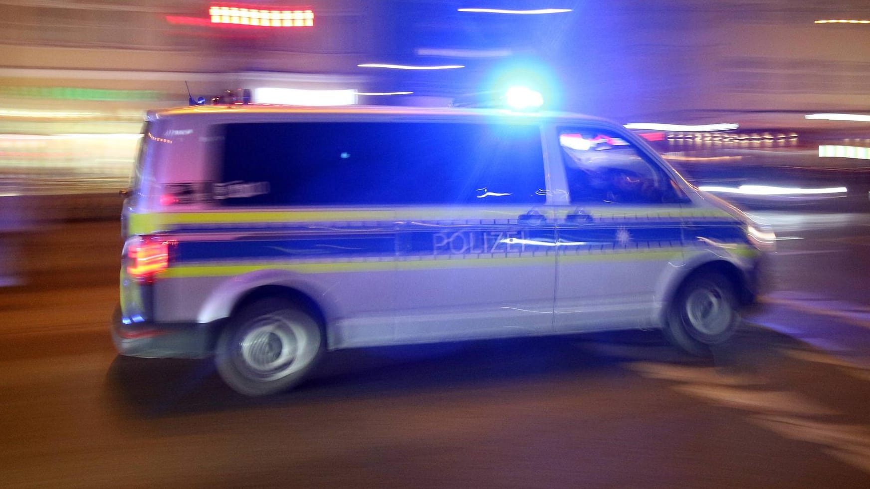 Polizeiwagen im Einsatz (Symbolbild): Als der Mann endlich festgenommen werden konnte, versuchte er, die Beamten zu beißen und zu treten. Polizeiwagen im Einsatz (Symbolbild): Als der Mann endlich festgenommen werden konnte, versuchte er, die Beamten zu beißen und zu treten.