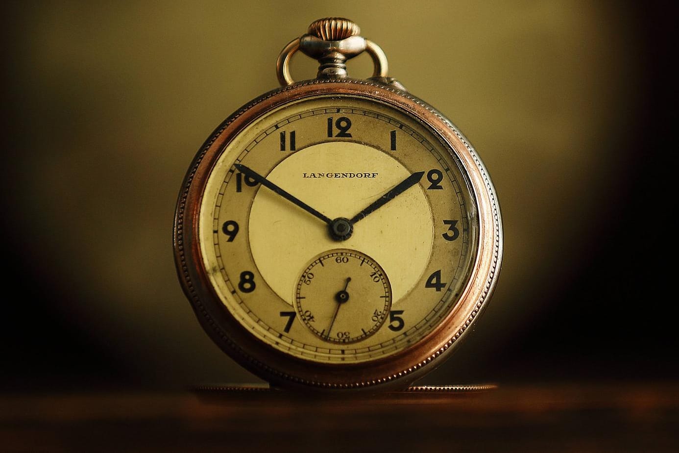 Diese Taschenuhr muss noch von Hand umgestellt werden (Symbolbild): Die unerwartete Entscheidung der marokkanischen Regierung, die Uhr diesmal nicht mehr umzustellen, hat zu Protesten auf sozialen Netzwerken geführt.