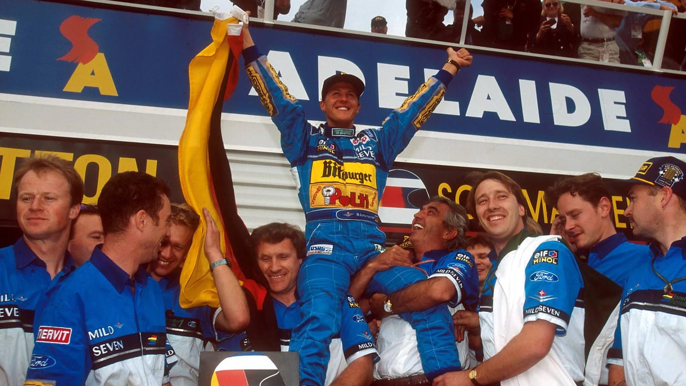 Michael Schumacher wird nach seinem ersten WM-Titel 1994 auf Händen getragen.