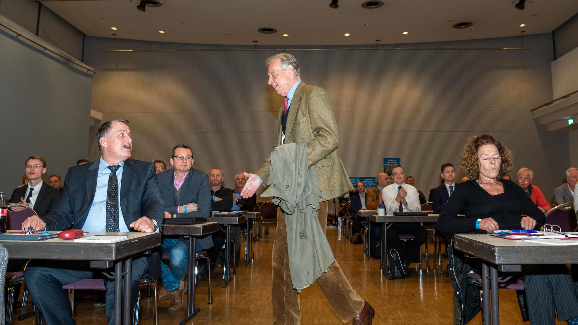 Armin-Paul Hampel (AfD), ehemaliger Landesvorsitzender der AfD in Niedersachsen, geht durch den Sitzungssaal: Der AfD-Landesverband will auf seinem zweitägigen Parteitag über eine neue Satzung abstimmen. Armin-Paul Hampel (AfD), ehemaliger Landesvorsitzender der AfD in Niedersachsen, geht durch den Sitzungssaal: Der AfD-Landesverband will auf seinem zweitägigen Parteitag über eine neue Satzung abstimmen.