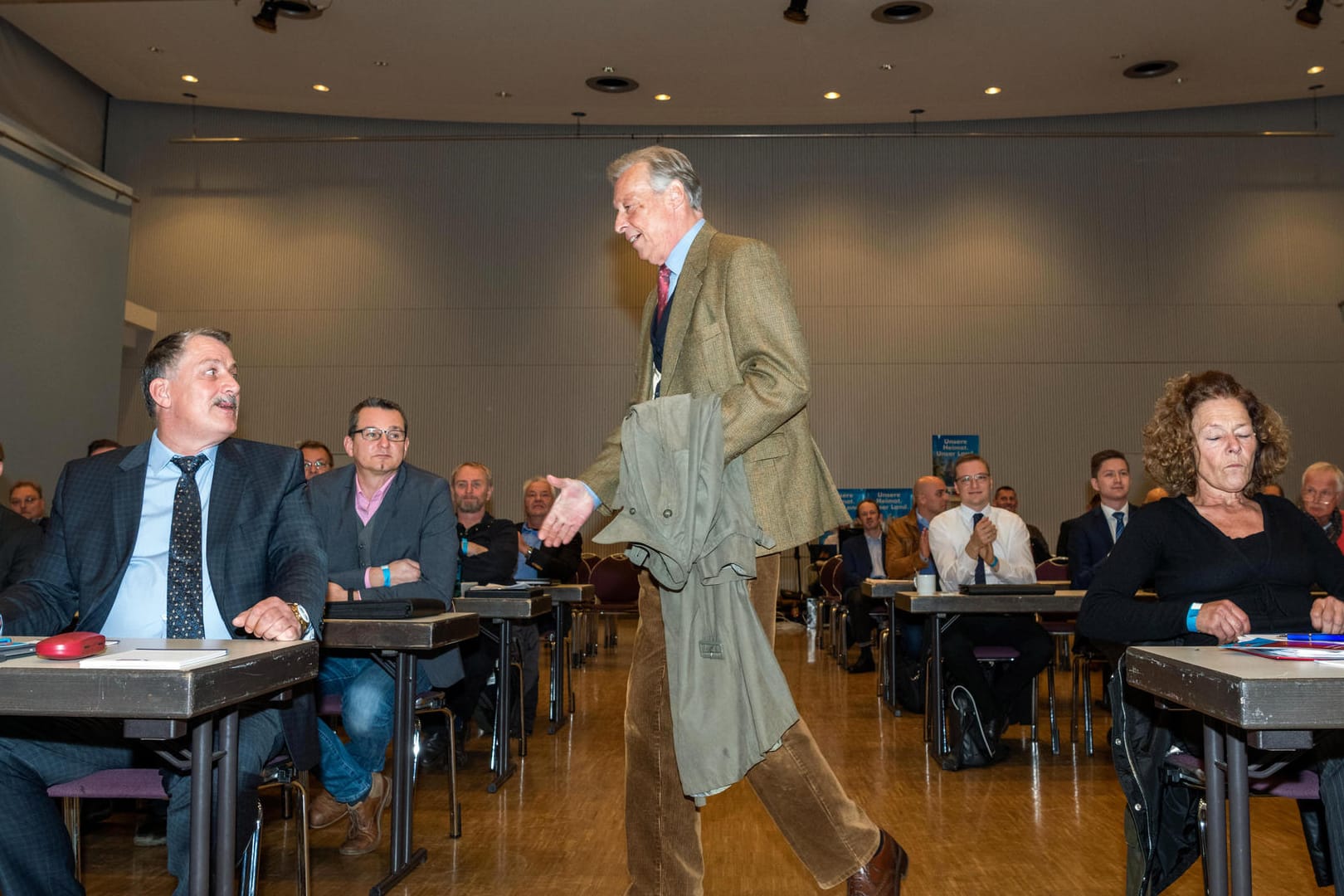 Armin-Paul Hampel (AfD), ehemaliger Landesvorsitzender der AfD in Niedersachsen, geht durch den Sitzungssaal: Der AfD-Landesverband will auf seinem zweitägigen Parteitag über eine neue Satzung abstimmen.