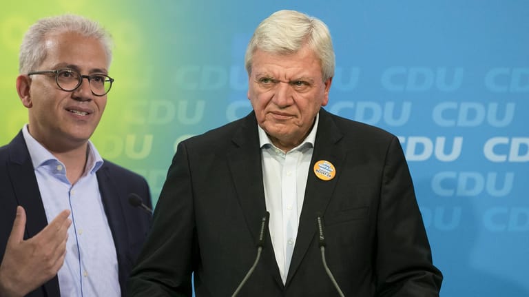 Tarek Al-Wazir und Hessens Ministerpräsident Volker Bouffier (CDU): Während es für die Grünen bei der Landtagswahl starke Zugewinne gegeben hat, ging es für die Union bergab. Nun steht die schwarz-grüne Regierung auf der Kippe.