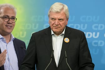Tarek Al-Wazir und Hessens Ministerpräsident Volker Bouffier (CDU): Während es für die Grünen bei der Landtagswahl starke Zugewinne gegeben hat, ging es für die Union bergab. Nun steht die schwarz-grüne Regierung auf der Kippe.