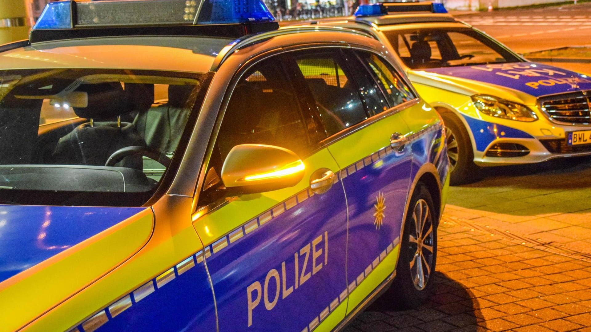 Streifenwagen im nächtlichen Einsatz (Symbolbild): Auf der Flucht vor der Polizei haben die beiden Insassen des Wagens ihr Haschisch aus dem Fenster geworfen – gefunden wurde es trotzdem. Streifenwagen im nächtlichen Einsatz (Symbolbild): Auf der Flucht vor der Polizei haben die beiden Insassen des Wagens ihr Haschisch aus dem Fenster geworfen – gefunden wurde es trotzdem.