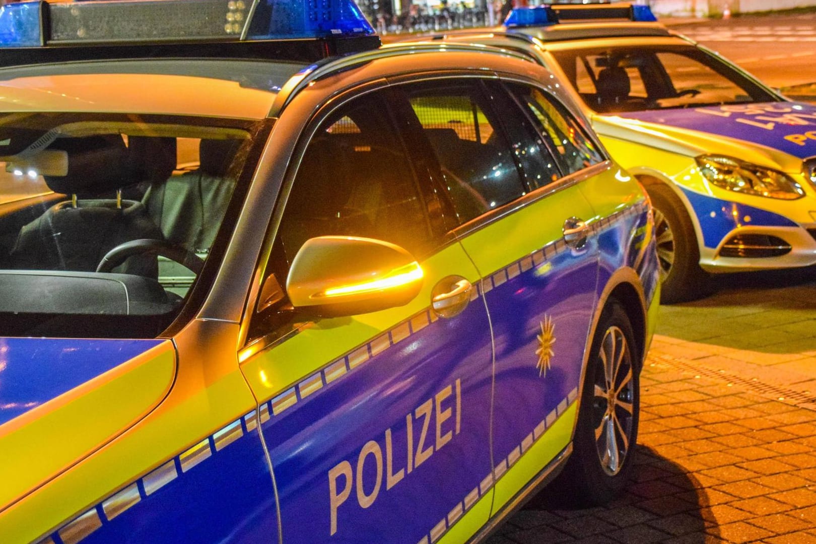 Streifenwagen im nächtlichen Einsatz (Symbolbild): Auf der Flucht vor der Polizei haben die beiden Insassen des Wagens ihr Haschisch aus dem Fenster geworfen – gefunden wurde es trotzdem.
