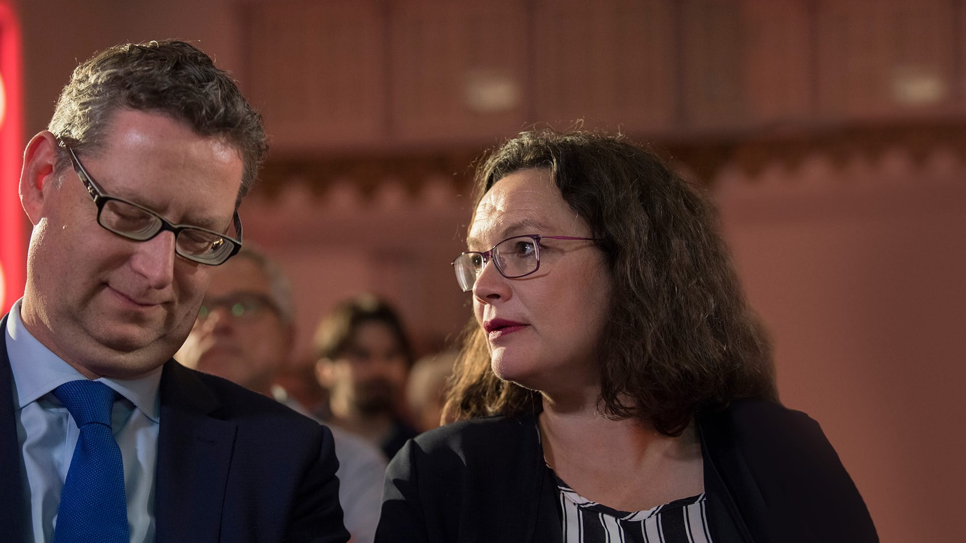 Der hessische SPD-Spitzenkandidat Schäfer-Gümbel und Parteichefin Nahles bei einer Wahlkampfveranstaltung: Geht die SPD, oder bleibt sie?