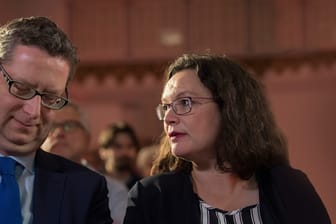 Der hessische SPD-Spitzenkandidat Schäfer-Gümbel und Parteichefin Nahles bei einer Wahlkampfveranstaltung: Geht die SPD, oder bleibt sie?