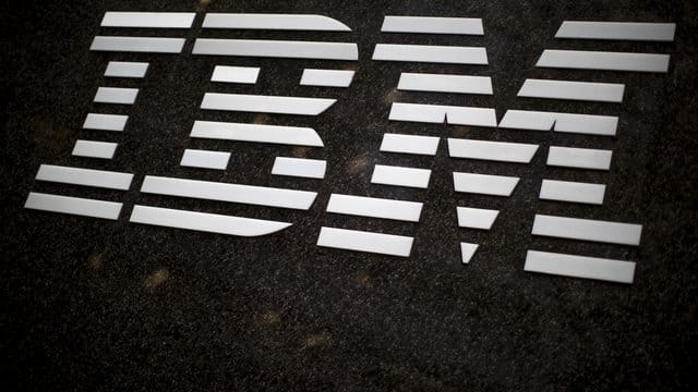 IBM-Logo ist auf dem IBM-Gebäude in Midtown Manhattan, New York. IBM-Logo ist auf dem IBM-Gebäude in Midtown Manhattan, New York.