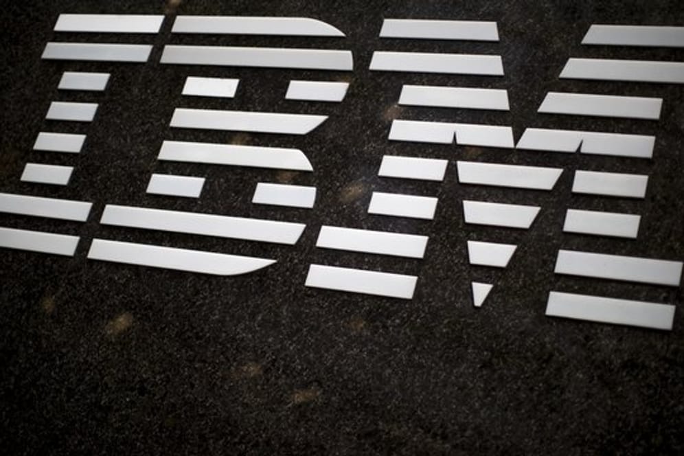 IBM-Logo ist auf dem IBM-Gebäude in Midtown Manhattan, New York.