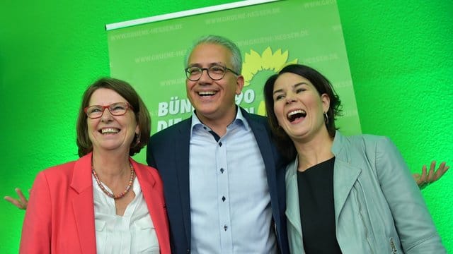 Tarek Al-Wazir, Priska Hinz und Annalena Baerbock feiern die ersten Zahlen zur Landtagswahl in Hessen.