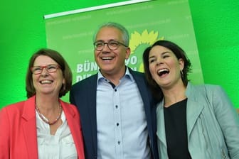 Tarek Al-Wazir, Priska Hinz und Annalena Baerbock feiern die ersten Zahlen zur Landtagswahl in Hessen.