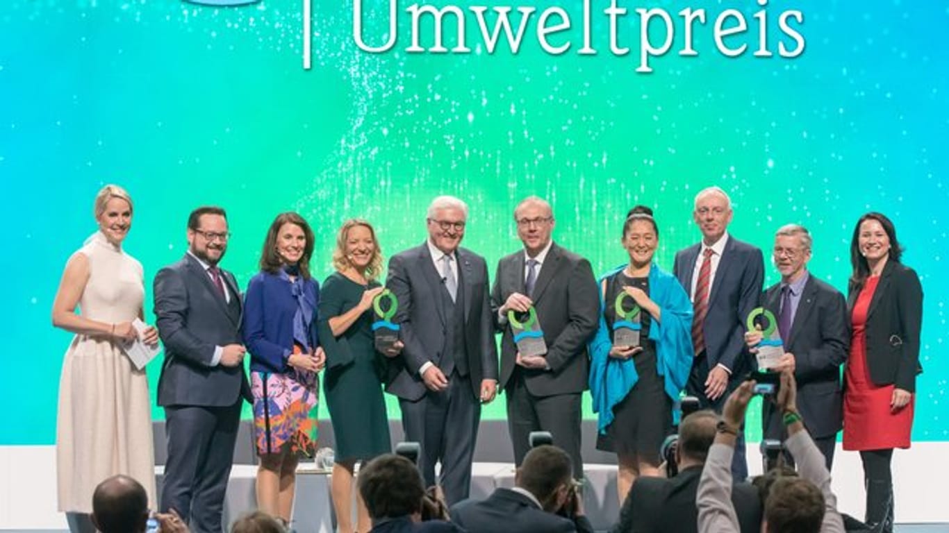 Wissenschaftler aus Bremerhaven und Leipzig, die zum Schutz des Wassers und der Ozeane beitragen, sind mit dem Deutschen Umweltpreis ausgezeichnet worden.