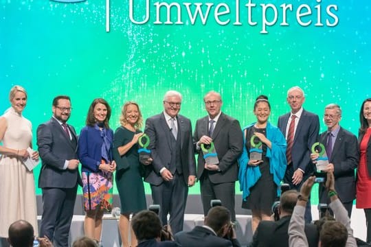 Wissenschaftler aus Bremerhaven und Leipzig, die zum Schutz des Wassers und der Ozeane beitragen, sind mit dem Deutschen Umweltpreis ausgezeichnet worden.