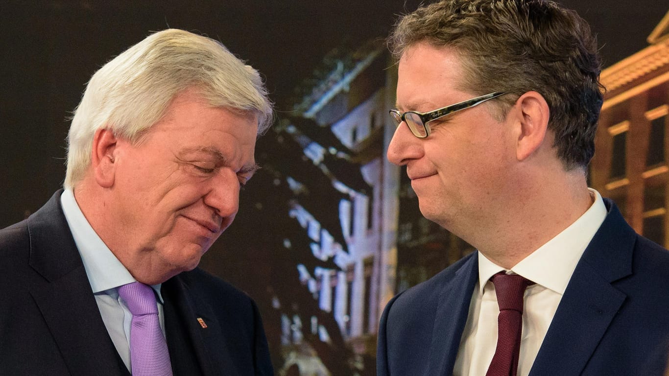Die Spitzenkandidaten der Parteien Thorsten Schäfer-Gümbel (SPD,r) und Volker Bouffier (CDU), Ministerpräsident von Hessen, stehen vor Beginn der ARD-Fernsehrunde nebeneinander.