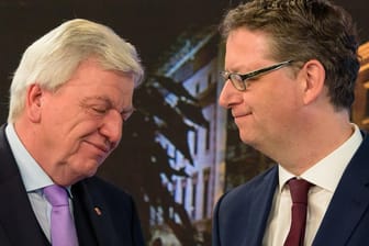 Die Spitzenkandidaten der Parteien Thorsten Schäfer-Gümbel (SPD,r) und Volker Bouffier (CDU), Ministerpräsident von Hessen, stehen vor Beginn der ARD-Fernsehrunde nebeneinander.