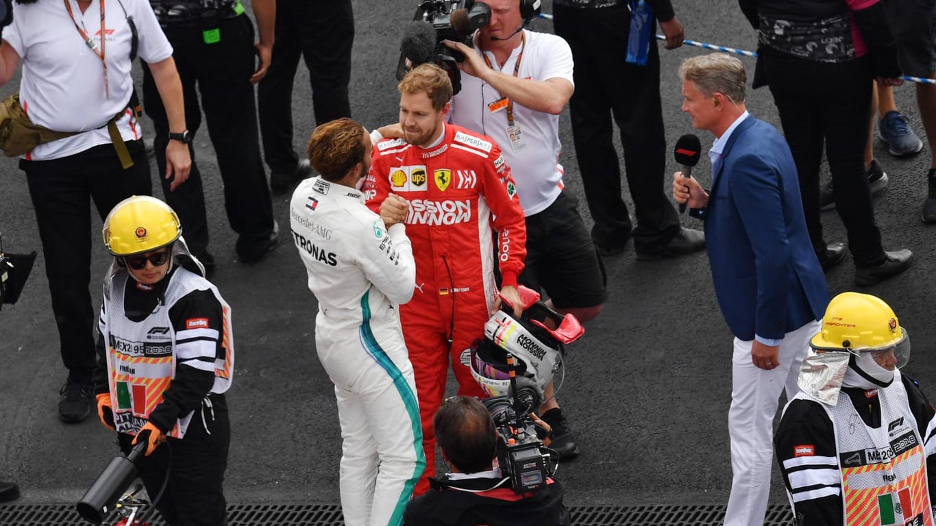 Sebastian Vettel (rot) gratuliert Lewis Hamilton in Mexiko.