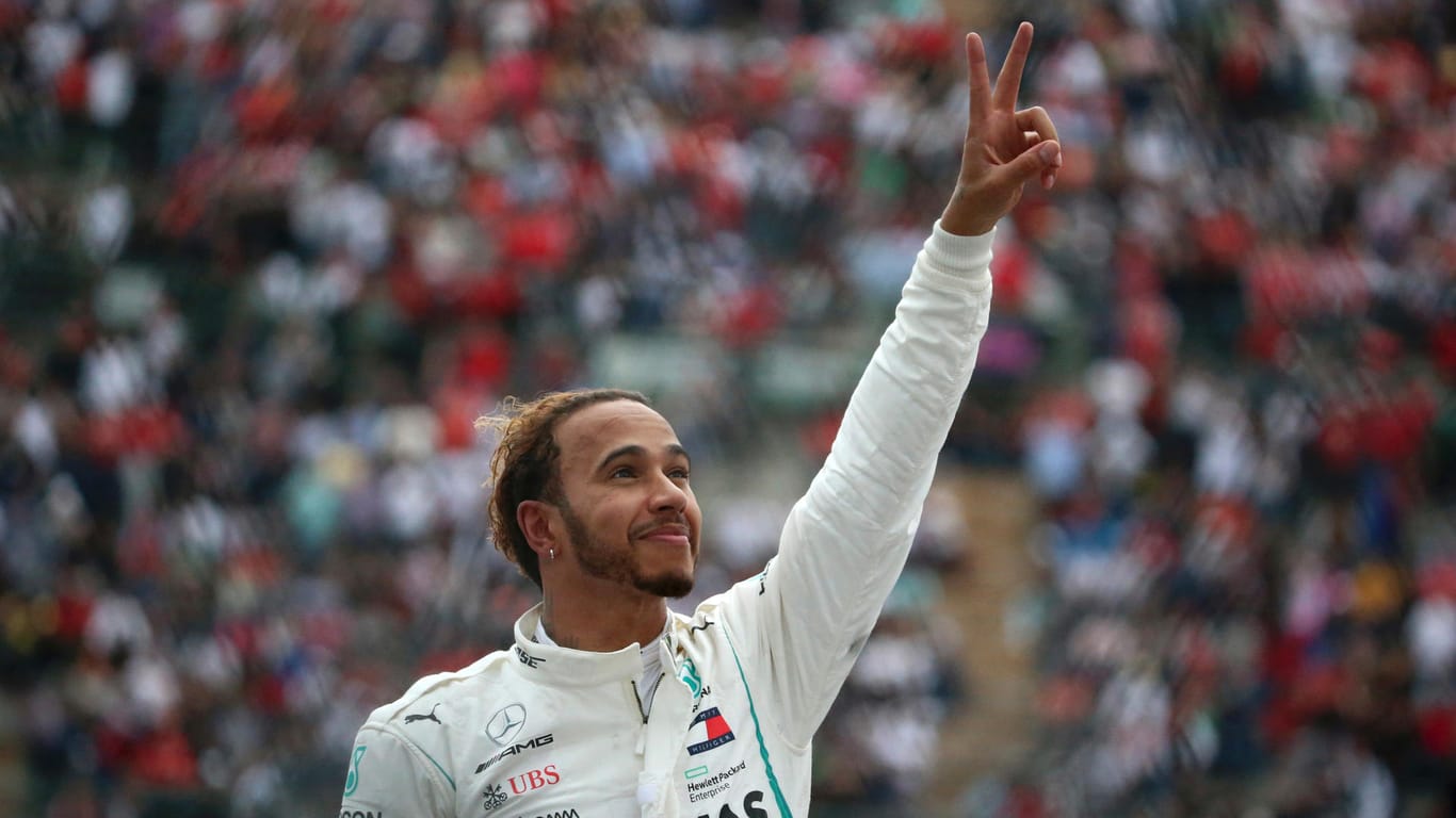 Lewis Hamilton jubelt beim Großen Preis von Mexiko.