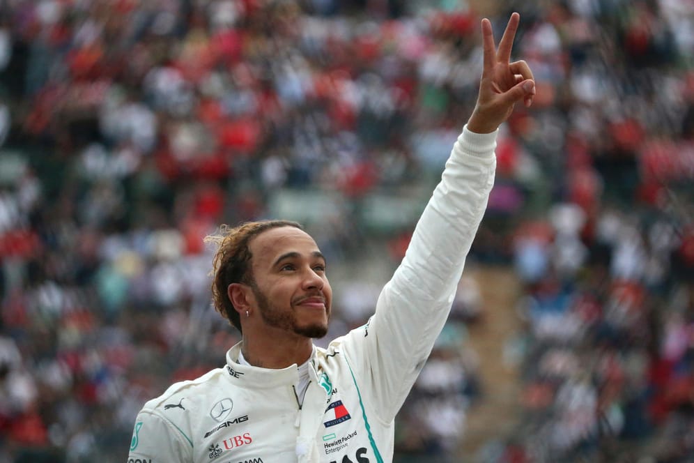 Lewis Hamilton jubelt beim Großen Preis von Mexiko.