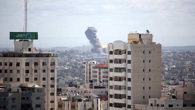 Israelischer Luftangriff auf Gaza am Samstag. Israelischer Luftangriff auf Gaza am Samstag.