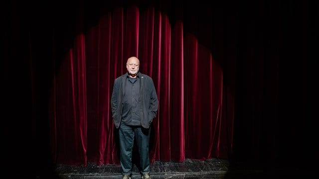 Thomas Thieme auf der Bühne des Deutschen Nationaltheaters Weimar.