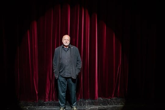 Thomas Thieme auf der Bühne des Deutschen Nationaltheaters Weimar.