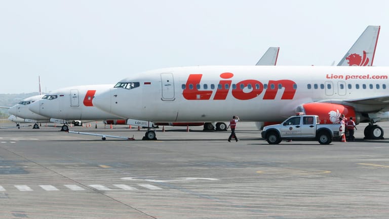 Flugzeuge der Fluggesellschaft Lion Air stehen auf dem International Airport auf Bali: Ein Passagierflugzeug des indonesischen Billigfliegers Lion Air ist am Montag den 29.10.2018 kurz nach dem Start in Jakarta abgestürzt.