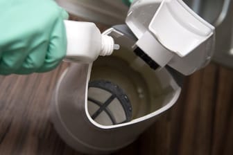 Natürlich wirksam und biologisch abbaubar: Zitronensäure entkalkt den Wasserkocher.