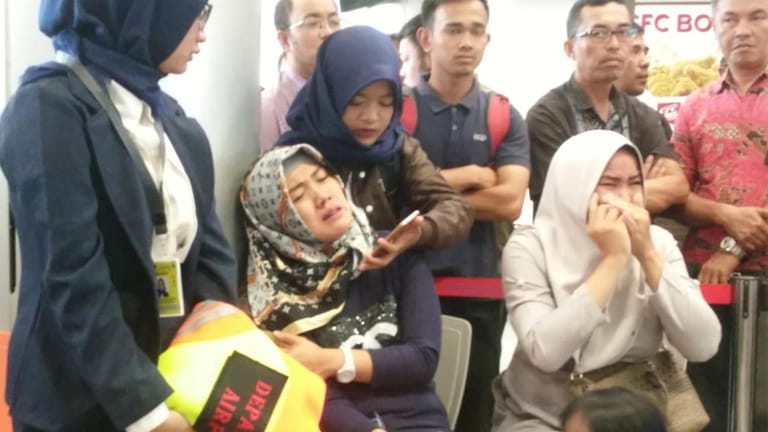 Angehörige von Passagieren des abgestürzten Lion-Air-Fluges warten am Zielflughafen auf Nachrichten: Die Maschine stürzte offenbar kurz nach dem Start in Jakarta ins Meer.