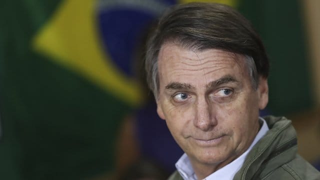 Jair Bolsonaro auf dem Weg zur Stimmabgabe. Jair Bolsonaro auf dem Weg zur Stimmabgabe.