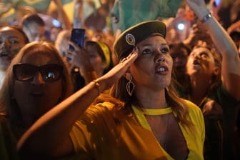 Rio de Janeiro: Eine Anhängerin des siegreichen Präsidentschaftskandidatin Jair Bolsonaro salutiert.