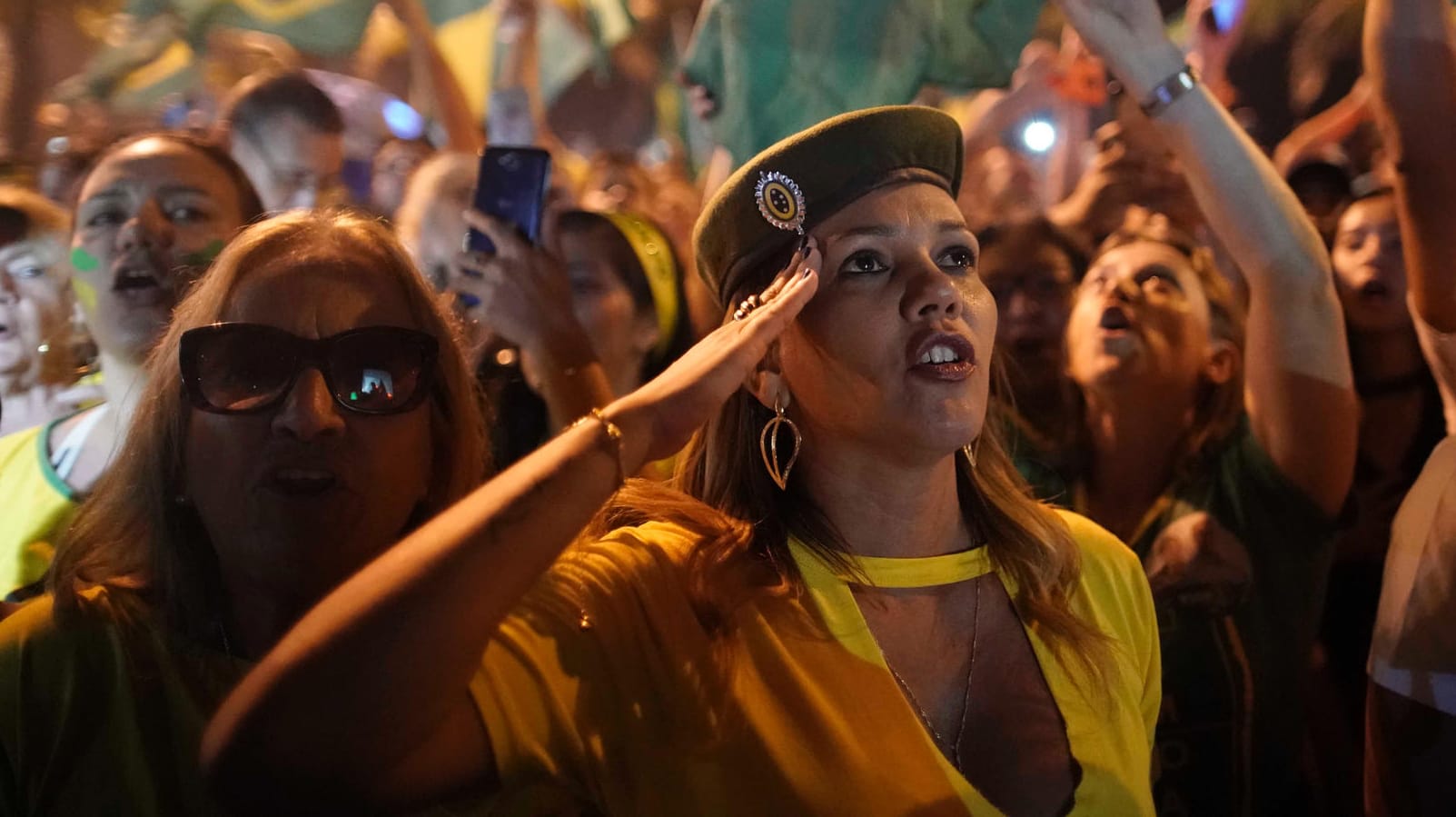 Rio de Janeiro: Eine Anhängerin des siegreichen Präsidentschaftskandidatin Jair Bolsonaro salutiert.