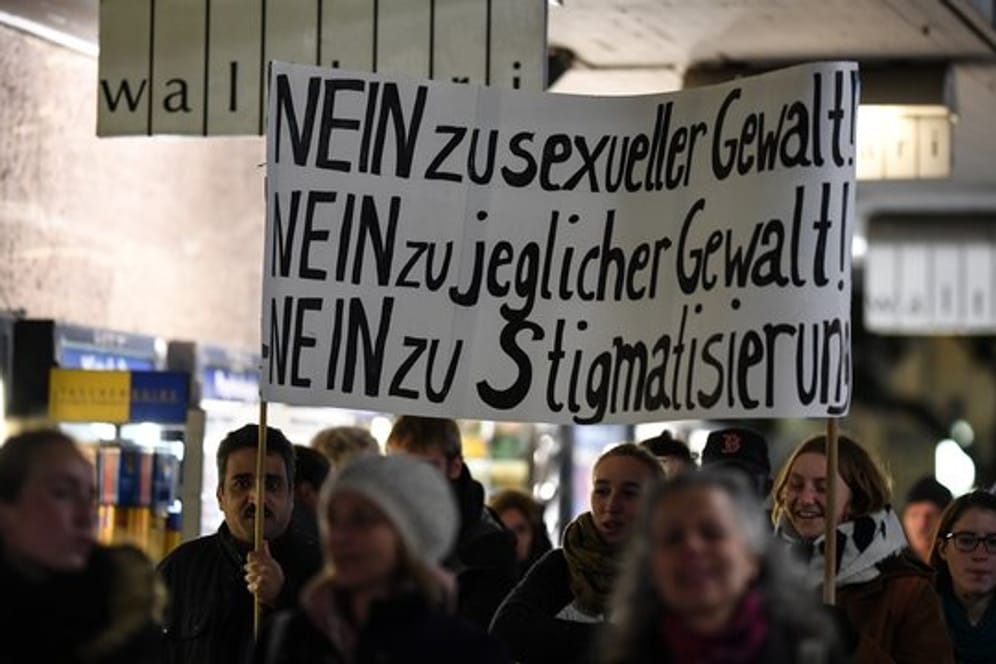 Demonstranten in der Freiburger Innenstadt.