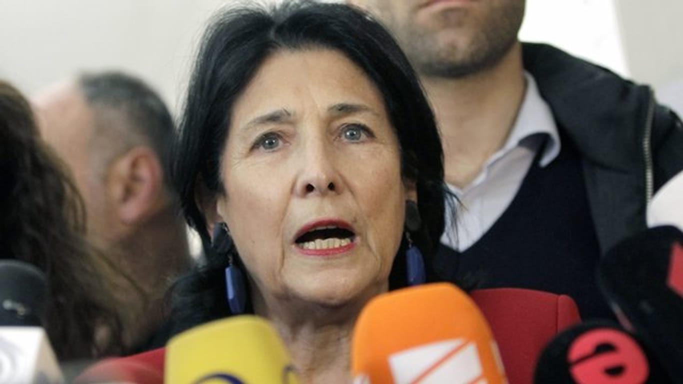 Salome Surabischwili ist ehemalige Außenministerin und unabhängige Kandidatin der Regierungspartei Georgischer Traum.
