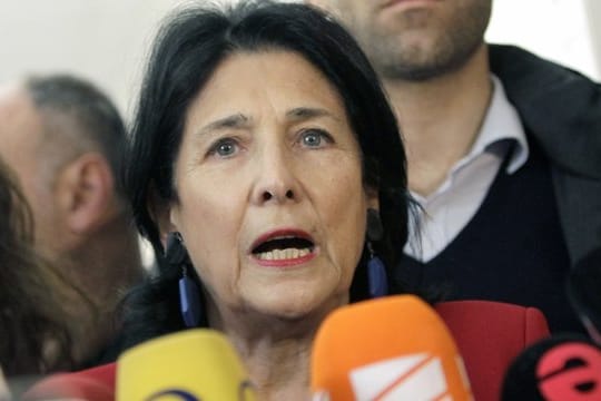 Salome Surabischwili ist ehemalige Außenministerin und unabhängige Kandidatin der Regierungspartei Georgischer Traum.