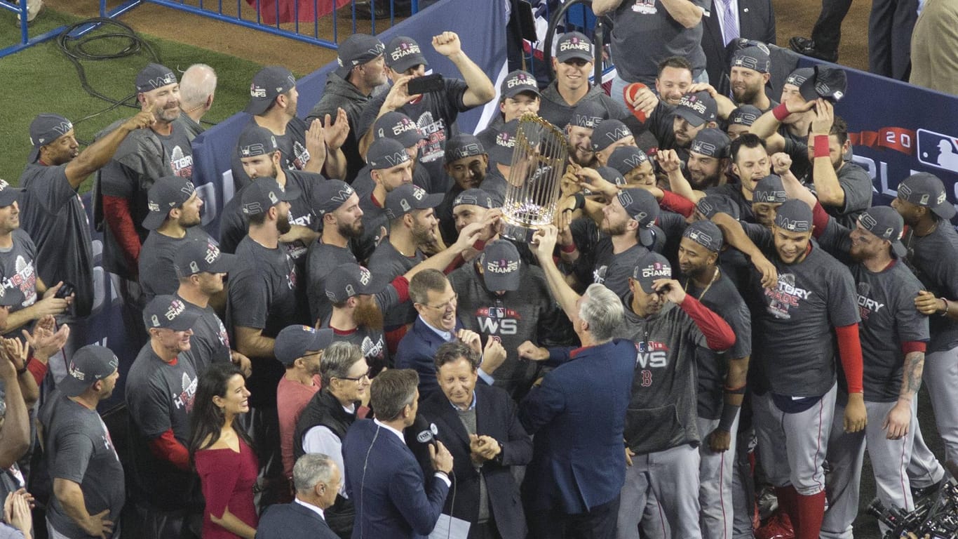 Präsentation der Meister-Trophäe: Die Red-Sox-Spieler nach dem Sieg in Spiel fünf der World Series.