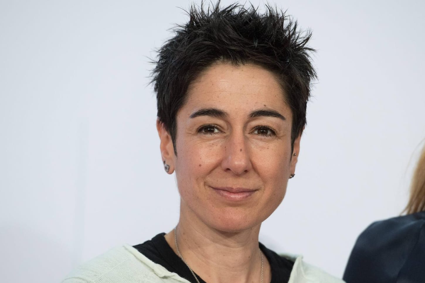 Dunja Hayali: Die ZDF-Moderatorin schrieb am Sonntag einen emotionalen Aufruf auf Facebook.