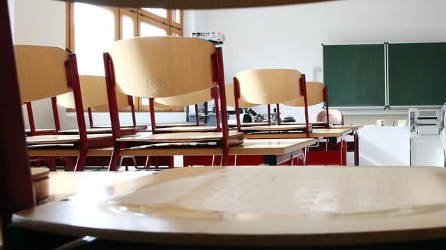 Leeres Klassenzimmer: Auf die Berufsschulen kommt einer Studie zufolge ein verschärfter Lehrermangel zu.